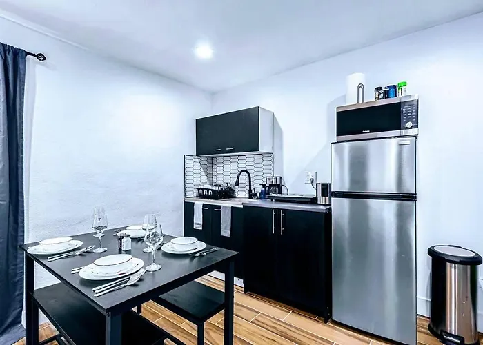 Retreat - 1 Bedroom King With 2 Smart Tvs - 10 Min From Airp - Unit B Holiday home Phoenix