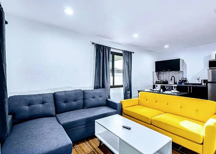 Retreat - 1 Bedroom King With 2 Smart Tvs - 10 Min From Airp - Unit B Holiday home