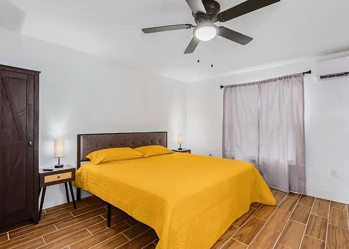 Holiday home Retreat - 1 Bedroom King With 2 Smart Tvs - 10 Min From Airp - Unit B *